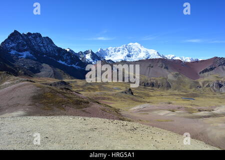 Wunderschöne Landschaft des Cerro Colorado - aka Rainbow Mountain, Vinicunca oder Ausangate - in der Region von Cusco, Peru Stockfoto