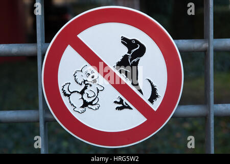 Keine Hunde erlaubt! Verbotszeichen in Berlin, Deutschland. Stockfoto