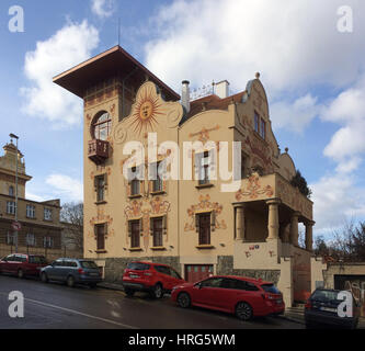 Jugendstil-Villa Helena entworfen von tschechischen Architekten Alois Korda und aus dem Jahr 1903 mit Wandmalereien des tschechischen Künstlers Frantisek Kobliha im Bezirk Malvazinky in Prag, Tschechien. Stockfoto