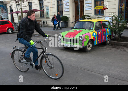 Radfahrers vergeht der Trabant, gemalt vom französischen Künstler Thierry Noir in Berlin, Deutschland. Stockfoto