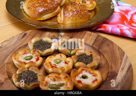 frisch gebackene vegetarische Mini Zaatar auch Thymian Gebäck mit Mini-Pizza, grünen und schwarzen Oliven, als Frühstück Snack oder auf einer Party zu teilen. Stockfoto
