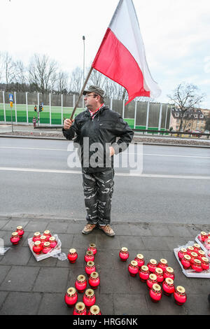 Danzig, Polen. 1. März 2017. Mann mit polnischer Flagge Anzünden von Kerzen, die nationalen Tag der verfluchte Soldaten feiern gelten am 1. März 2017 in Danzig, Polen. Nachdem Polens offizielle Untergrundarmee (AK) des zweiten Weltkriegs 1945 auflöste, weiterhin Tausende von Polen in anderen Formationen gegen die Einführung des Kommunismus zu kämpfen, wie die sowjetische Rote Armee Griff landesweit ausgedehnt. Sie haben seitdem bekannt geworden als "Verfluchte Soldaten" Credit: Michal Fludra/Alamy Live News Stockfoto