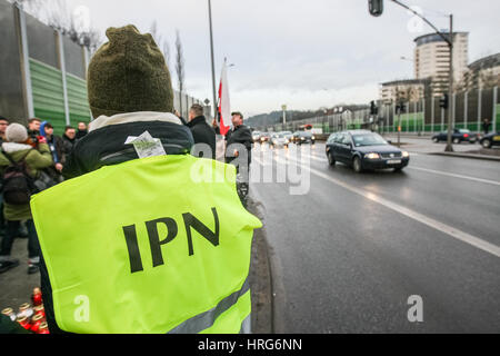 Danzig, Polen. 1. März 2017. Mitglied des Institut des nationalen Gedenkens (IPN) anzünden von Kerzen, die nationalen Tag der verfluchte Soldaten feiern wird auf 1. März 2017 in Danzig gesehen. Nachdem Polens offizielle Untergrundarmee (AK) des zweiten Weltkriegs 1945 auflöste, weiterhin Tausende von Polen in anderen Formationen gegen die Einführung des Kommunismus zu kämpfen, wie die sowjetische Rote Armee Griff landesweit ausgedehnt. Sie haben seitdem bekannt geworden als "Verfluchte Soldaten" Credit: Michal Fludra/Alamy Live News Stockfoto