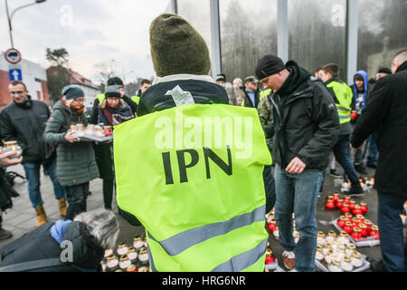 Danzig, Polen. 1. März 2017. Mitglied des Institut des nationalen Gedenkens (IPN) anzünden von Kerzen, die nationalen Tag der verfluchte Soldaten feiern wird auf 1. März 2017 in Danzig gesehen. Nachdem Polens offizielle Untergrundarmee (AK) des zweiten Weltkriegs 1945 auflöste, weiterhin Tausende von Polen in anderen Formationen gegen die Einführung des Kommunismus zu kämpfen, wie die sowjetische Rote Armee Griff landesweit ausgedehnt. Sie haben seitdem bekannt geworden als "Verfluchte Soldaten" Credit: Michal Fludra/Alamy Live News Stockfoto