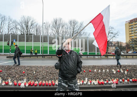 Danzig, Polen. 1. März 2017. Mann mit polnischer Flagge Anzünden von Kerzen, die nationalen Tag der verfluchte Soldaten feiern gelten am 1. März 2017 in Danzig, Polen. Nachdem Polens offizielle Untergrundarmee (AK) des zweiten Weltkriegs 1945 auflöste, weiterhin Tausende von Polen in anderen Formationen gegen die Einführung des Kommunismus zu kämpfen, wie die sowjetische Rote Armee Griff landesweit ausgedehnt. Sie haben seitdem bekannt geworden als "Verfluchte Soldaten" Credit: Michal Fludra/Alamy Live News Stockfoto