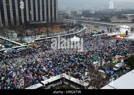 Seoul, Südkorea. 1. März 2017. Gegner der President Park Geun-Hye versammeln sich im Regen während einer Kundgebung in Seoul, Südkorea, am 1. März 2017. Friedliche Kundgebungen, die gedauert haben, da ein Skandal verwickelt President Park Geun-Hye im späten Oktober entstanden haben viele Südkoreaner öffnen ein neues Kapitel in der Weise zu äußern stolz gemacht. Bildnachweis: Lee Sang-ho/Xinhua/Alamy Live-Nachrichten Stockfoto
