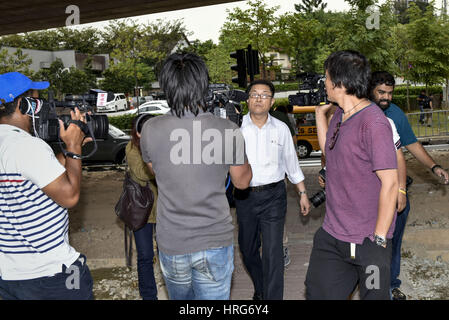 Kuala Lumpur, MALAYSIA. 1. März 2017. Presse versuchen, ein Interview mit unbekannter nordkoreanischen Mann am außerhalb der Botschaft der Demokratischen Volksrepublik Korea am 1. März 2017 in Kuala Lumpur, Malaysia. Bildnachweis: Chris Jung/ZUMA Draht/Alamy Live-Nachrichten Stockfoto