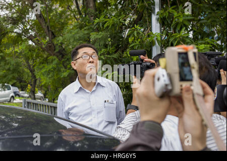 Kuala Lumpur, MALAYSIA. 1. März 2017. Presse versuchen, ein Interview mit unbekannter nordkoreanischen Mann am außerhalb der Botschaft der Demokratischen Volksrepublik Korea am 1. März 2017 in Kuala Lumpur, Malaysia. Bildnachweis: Chris Jung/ZUMA Draht/Alamy Live-Nachrichten Stockfoto