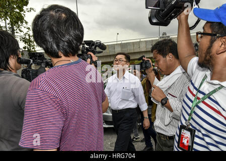 Kuala Lumpur, MALAYSIA. 1. März 2017. Presse versuchen, ein Interview mit unbekannter nordkoreanischen Mann am außerhalb der Botschaft der Demokratischen Volksrepublik Korea am 1. März 2017 in Kuala Lumpur, Malaysia. Bildnachweis: Chris Jung/ZUMA Draht/Alamy Live-Nachrichten Stockfoto