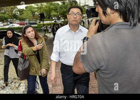 Kuala Lumpur, MALAYSIA. 1. März 2017. Presse versuchen, ein Interview mit unbekannter nordkoreanischen Mann am außerhalb der Botschaft der Demokratischen Volksrepublik Korea am 1. März 2017 in Kuala Lumpur, Malaysia. Bildnachweis: Chris Jung/ZUMA Draht/Alamy Live-Nachrichten Stockfoto