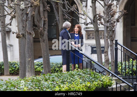 Parlament, London, 1. März 2017. Premierminister Theresa May posiert für Fotos außerhalb des House Of Commons mit der konservativen Partei neueste MP Trudy Harrison, Copeland Nachwahl Credit gewonnen: Paul Davey/Alamy Live News Stockfoto