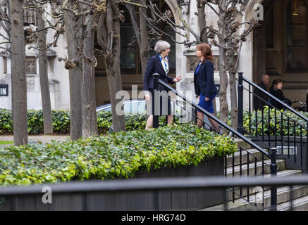 Parlament, London, 1. März 2017. Premierminister Theresa May posiert für Fotos außerhalb des House Of Commons mit der konservativen Partei neueste MP Trudy Harrison, Copeland Nachwahl Credit gewonnen: Paul Davey/Alamy Live News Stockfoto