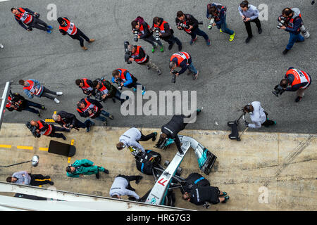 Barcelona, Spanien. 1. März 2017. Mechaniker bei Arbeiten am Auto der Formel1 Fahrer Valtteri Bottas von Mercedes-AMG auf dem Circuit de Catalunya Rennen verfolgen in Barcelona, Spanien, 1. März 2017. Alle Formel-1-Teams testen ihre neuen Autos in den nächsten zwei Wochen. Die neue Formel1 Saison startet am 26. März 2017 in Australien. Foto: Jens Büttner/Dpa-Zentralbild/Dpa/Alamy Live News Stockfoto