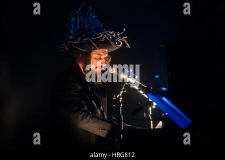 Mailand Italien. 28. Februar 2017. Italienische Liedermacher VINICIO CAPOSSELA führt live auf der Bühne am Teatro Degli Arcimboldi während der "Ombre Tour 2017" Credit: Rodolfo weitertransferiert/Alamy Live News Stockfoto