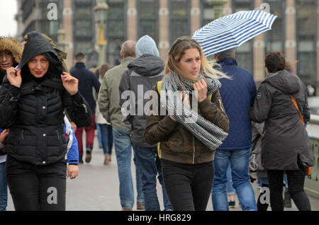 London, UK. 1. März 2017. Späten Nachmittag Duschen auf Westminster Bridge. Bildnachweis: JOHNNY ARMSTEAD/Alamy Live-Nachrichten Stockfoto