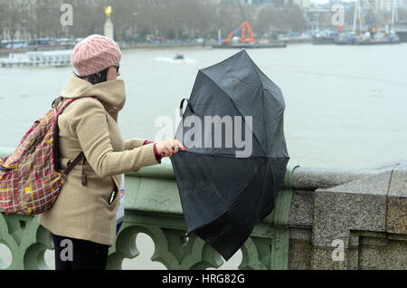 London, UK. 1. März 2017. Späten Nachmittag Duschen auf Westminster Bridge. Bildnachweis: JOHNNY ARMSTEAD/Alamy Live-Nachrichten Stockfoto