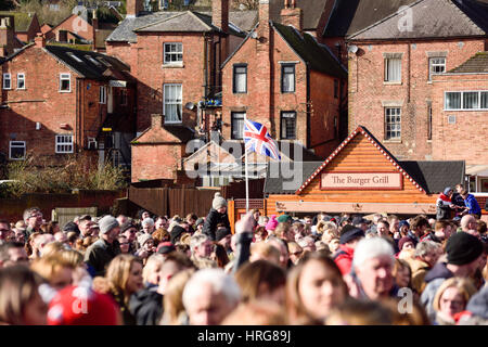 Ashbourne, Derbyshire, UK. 1. März 2017. Tag 2-Aschermittwoch, der Up'ards gehen in Tag 2 mit einem Vorsprung von 1: 0, aber unten "Ards setzen heute auf den Druck. Spiel begann um 14.00hrs und könnten weiter bis 22.00hrs, es sei denn, der Ball Zielfestlegung vor 17.30 Uhr ist, dann sie wieder von Shawcroft Parkplatz beginnen. Die Ziele liegen in der Henmore Brooke und 3 Meilen voneinander entfernt sind. Bildnachweis: Ian Francis/Alamy Live-Nachrichten Stockfoto