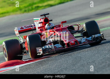 Barcelona, Spanien. 1. März 2017. Deutsche Formel 1 Fahrer Sebastian Vettel von Ferrari fahren seinen neuen Rennwagen auf der Rennstrecke Circuit de Catalunya track in Barcelona, Spanien, 1. März 2017. Alle Formel-1-Teams testen ihre neuen Autos in den nächsten zwei Wochen. Die neue Formel1 Saison startet am 26. März 2017 in Australien. Foto: Jens Büttner/Dpa-Zentralbild/Dpa/Alamy Live News Stockfoto