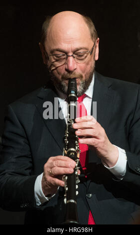 Schwerte, Deutschland. 1. März 2017. Der Kandidat der SPD für Kanzler Martin Schulz (M) bläst in eine Klarinette die Pilspicker Jazzband auf der politischen Aschermittwoch Abendveranstaltung der SPD in Schwerte, Deutschland, 1. März 2017. Foto: Bernd Thissen/Dpa/Alamy Live News Stockfoto