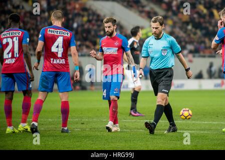 Bukarest, Rumänien. 1. März 2017. Der Schiedsrichter Alexandru Tudor während der LPF - Fußball rumänischen Liga 1 Orange 2016-2017, Spiel zwischen FC Steaua Bucharst und FC 1848 Dinamo Bukarest auf Arena Nationalstadion Bukarest, Rumänien ROU. Bildnachweis: Cronos Foto/Alamy Live-Nachrichten Stockfoto