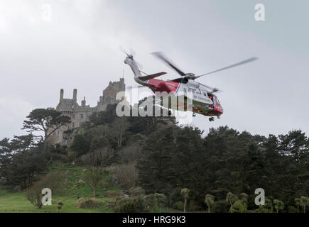 St. Michaels Mount, Cornwall, UK. 1. März 2017. Newquay basierte Küstenwache Hubschrauber am Ansatz am St. Michaels Mount, Cornwall, UK Credit landen: Bob Sharples/Alamy Live News Stockfoto