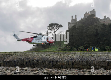 St. Michaels Mount, Cornwall, UK. 1. März 2017. Newquay basierte Küstenwache Hubschrauber am Ansatz zu landen, Küstenwache und eines der Besatzungen beobachten von Grund auf St Michaels Mount, Cornwall, UK Credit: Bob Sharples/Alamy Live News Stockfoto