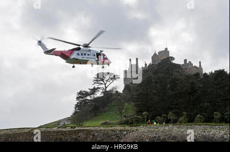 St. Michaels Mount, Cornwall, UK. 1. März 2017. Newquay basierte Küstenwache Hubschrauber am Ansatz durchzuführen-Line Übertragung Übung mit Küstenwache Personal am St. Michaels Mount, Cornwall, UK Credit: Bob Sharples/Alamy Live News Stockfoto