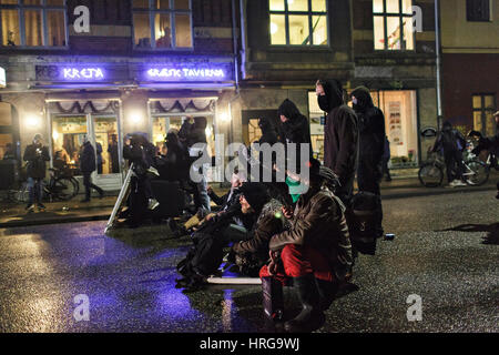 Kopenhagen, Dänemark. 1. März 2017. Linke Aktivisten dauerte die Straßen von Kopenhagen zehn Jahre nach dem Abriss des Jugendhaus Ungdomshuset bei Jagtvej 69. Unter der Aussage "der Kampf geht weiter, nichts vergessen, nichts verziehen" die Aktivisten kollidierte mit der Polizei während des Marsches. Die Demonstranten machte eine Barrikade. Bildnachweis: Gonzales Foto/Alamy Live-Nachrichten Stockfoto