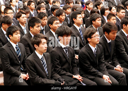 Tokio, Japan. 1. März 2017. Japanische Studenten in dunklen Anzügen besuchen eine Kick-off Veranstaltung Job Jagdsaison in Tokio auf Mittwoch, 1. März 2017 starten. Einige 1.500 Studierende Schule nächstes Jahr absolvieren werden, nahmen an der Zeremonie, die zukünftige Absolventen zu suchen Beschäftigung fördern soll. Kredite: Yoshio Tsunoda/AFLO/Alamy Live-Nachrichten Stockfoto