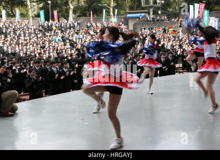 Tokio, Japan. 1. März 2017. Cheerleader durchführen, um japanische Studenten in dunklen Anzügen bei einem Kick-off Veranstaltung Job Jagdsaison in Tokio auf Mittwoch, 1. März 2017 starten zu fördern. Einige 1.500 Studierende Schule nächstes Jahr absolvieren werden, nahmen an der Zeremonie, die zukünftige Absolventen zu suchen Beschäftigung fördern soll. Kredite: Yoshio Tsunoda/AFLO/Alamy Live-Nachrichten Stockfoto