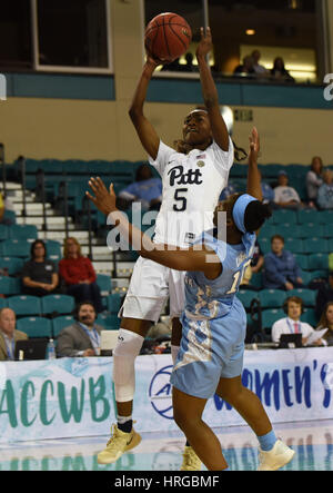 CONWAY, SC - 01. März: Pittsburgh Panthers nach vorn Kauai Bradley (5) nimmt ein Schuss während sein Foul von North Carolina Tar Heels Wache Jamie Cherry (10) während des Spiels zwischen den North Carolina Tarheels und Pitt Panthers in der ACC-Damen Turnier am 1. März 2017 in HTC Arena in Conway, SC. North Carolina besiegt Pitt 72-60. William Howard/CSM Stockfoto