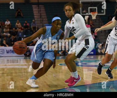 CONWAY, SC - 01. März: North Carolina Tar Heels bewachen Jamie Cherry (10) Laufwerke um Pittsburgh Panthers Wache Aysia Bugg (2) während des Spiels zwischen den North Carolina Tarheels und Pitt Panthers in der ACC-Damen Turnier am 1. März 2017 in HTC Arena in Conway, SC. North Carolina besiegt Pitt 72-60. William Howard/CSM Stockfoto