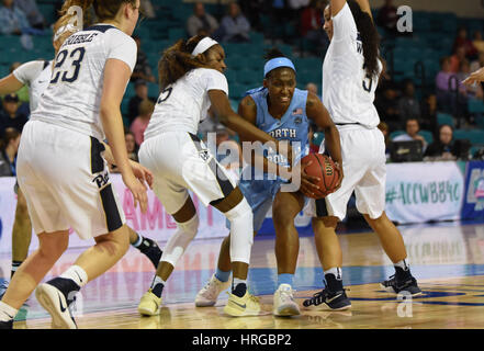 CONWAY, SC - 01. März: North Carolina Tar Heels Wache Jamie Cherry (10) zwischen zwei Verteidigern während des Spiels zwischen den North Carolina Tarheels und Pitt Panthers in der ACC-Damen Turnier am 1. März 2017 in HTC Arena in Conway zu treiben versucht, SC. North Carolina besiegt Pitt 72-60. William Howard/CSM Stockfoto