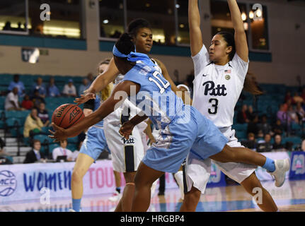 CONWAY, SC - 01. März: North Carolina Tar Heels bewachen Jamie Cherry (10) geht um die Verteidigung auf einem Laufwerk während des Spiels zwischen den North Carolina Tarheels und Pitt Panthers in der ACC-Damen Turnier am 1. März 2017 in HTC Arena in Conway, SC. North Carolina besiegt Pitt 72-60. William Howard/CSM Stockfoto