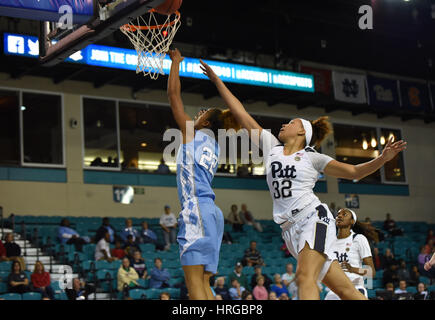 CONWAY, SC - 01. März: North Carolina Tar Heels Wache Paris Kea (22) schießt einen Tempogegenstoß Lay mit Pittsburgh Panthers vorwärts Kalista Walters (32) während des Spiels zwischen den North Carolina Tarheels jagen und den Pitt Panthers ACC Damenturnier am 1. März 2017 in HTC Arena in Conway, SC. North Carolina besiegte Pitt 72-60. William Howard/CSM Stockfoto