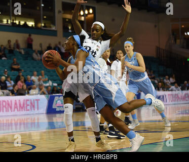 CONWAY, SC - 01. März: North Carolina Tar Heels bewachen Ausfallschritte Jamie Cherry (10) für eine Aufnahme während des Spiels zwischen den North Carolina Tarheels und Pitt Panthers in der ACC-Damen Turnier am 1. März 2017 in HTC Arena in Conway, SC. North Carolina besiegt Pitt 72-60. William Howard/CSM Stockfoto