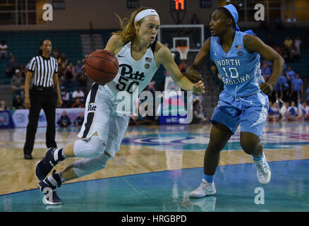 CONWAY, SC - 01. März: Pittsburgh Panthers Guard/Forward Brenna Wise (50) fährt früher North Carolina Tar Heels Jamie Cherry (10 bewachen) während des Spiels zwischen den North Carolina Tarheels und Pitt Panthers in der ACC-Frauen Turnier am 1. März 2017 in HTC Arena in Conway, SC. North Carolina besiegte Pitt 72-60. William Howard/CSM Stockfoto