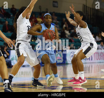 CONWAY, SC - 01. März: North Carolina Tar Heels bewachen Jamie Cherry (10) sieht, eine Fahrt während des Spiels zwischen den North Carolina Tarheels und Pitt Panthers in der ACC-Damen Turnier am 1. März 2017 in HTC Arena in Conway pass off, SC. North Carolina besiegt Pitt 72-60. William Howard/CSM Stockfoto