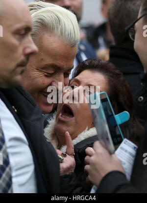 Süd-Holland, Niederlande. 18. Februar 2017. Der niederländische rechter Populist und Anführer der Partij Voor de Vrijheid (Partei für die Freiheit, PVV) Geert Wilders (C) auf der Kampagne Spur in Spijkenisse in Süd-Holland, Niederlande, 18. Februar 2017. Foto: Oliver Berg/Dpa/Alamy Live News Stockfoto