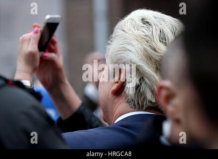 Süd-Holland, Niederlande. 18. Februar 2017. Der niederländische rechter Populist und Anführer der Partij Voor de Vrijheid (Partei für die Freiheit, PVV) Geert Wilders (C) auf der Kampagne Spur in Spijkenisse in Süd-Holland, Niederlande, 18. Februar 2017. Foto: Oliver Berg/Dpa/Alamy Live News Stockfoto