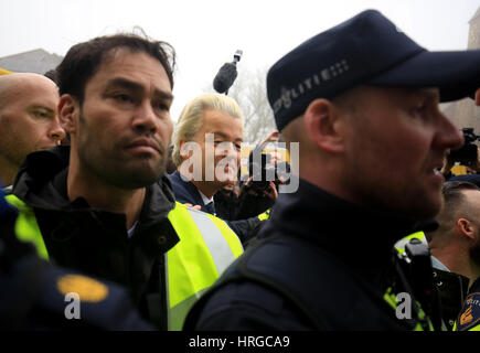 Süd-Holland, Niederlande. 18. Februar 2017. Der niederländische rechter Populist und Anführer der Partij Voor de Vrijheid (Partei für die Freiheit, PVV) Geert Wilders (C) auf der Kampagne Spur in Spijkenisse in Süd-Holland, Niederlande, 18. Februar 2017. Foto: Oliver Berg/Dpa/Alamy Live News Stockfoto