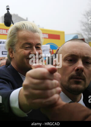 Süd-Holland, Niederlande. 18. Februar 2017. Der niederländische rechter Populist und Anführer der Partij Voor de Vrijheid (Partei für die Freiheit, PVV) Geert Wilders (C) auf der Kampagne Spur in Spijkenisse in Süd-Holland, Niederlande, 18. Februar 2017. Foto: Oliver Berg/Dpa/Alamy Live News Stockfoto