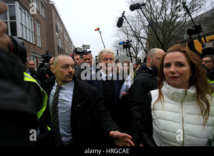 Süd-Holland, Niederlande. 18. Februar 2017. Der niederländische rechter Populist und Anführer der Partij Voor de Vrijheid (Partei für die Freiheit, PVV) Geert Wilders (C) auf der Kampagne Spur in Spijkenisse in Süd-Holland, Niederlande, 18. Februar 2017. Foto: Oliver Berg/Dpa/Alamy Live News Stockfoto