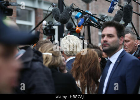 Süd-Holland, Niederlande. 18. Februar 2017. Der niederländische rechter Populist und Anführer der Partij Voor de Vrijheid (Partei für die Freiheit, PVV) Geert Wilders (C) auf der Kampagne Spur in Spijkenisse in Süd-Holland, Niederlande, 18. Februar 2017. Foto: Oliver Berg/Dpa/Alamy Live News Stockfoto