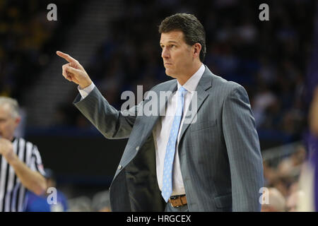 1. März 2017: UCLA Bruins Cheftrainer Steve Alford gibt Anweisungen, um ein Spieler im Spiel zwischen der Washington Huskies und die #3 UCLA Bruins, Pauley Pavilion, Los Angeles, CA Stockfoto