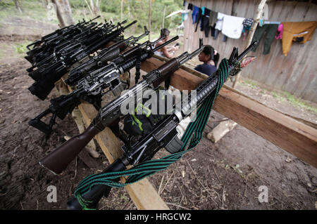 Icononzo, Kolumbien. 1. März 2017. Waffen der Mitglieder von der bewaffneten revolutionären Kräfte von Kolumbiens (FARC) werden in eine Übergangszone in Icononzo, Tolima Abteilung, Kolumbien, auf 1. März 2017 gesehen. Die UN-Mission in Kolumbien ist die Überprüfung der Festlegung der FARC-EP von Waffen ab, und der Prozess sollte am 29. Mai abschließen, wie von den Parteien vereinbarten 180 Tage nach der endgültigen Vereinbarung in Kraft getreten. Bildnachweis: Jhon Paz/Xinhua/Alamy Live-Nachrichten Stockfoto