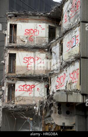 Edinburgh, Schottland. 1. März 2017. Das Demolition Team Abbau der St. James Centre in Edinburgh haben eine neuartige Lösung für verhindert den falschen Teil des Gebäudes umzuwerfen einfallen. Bildnachweis: Rich Dyson/Alamy Live-Nachrichten Stockfoto