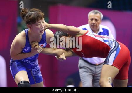 Bangkok, Thailand. 19. Februar 2016. ERI Tosaka (JPN), Ritu Ritu (IND) Wrestling: Asiatische Wrestling Meisterschaften Frauen Freestyle 48kg Qualifikation Kampf im Jugendheim Bangkok in Bangkok, Thailand. Bildnachweis: Sachiko Hotaka/AFLO/Alamy Live-Nachrichten Stockfoto