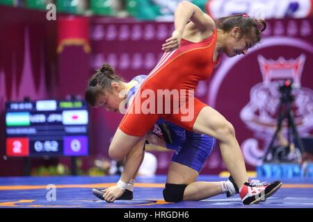 Bangkok, Thailand. 19. Februar 2016. ERI Tosaka (JPN), Dauletbike Yakhshimuratova (UZB) Wrestling: Asiatische Wrestling Championships-Freistil der Frauen 48kg Bronze Medaille Kampf am Jugendheim Bangkok in Bangkok, Thailand. Bildnachweis: Sachiko Hotaka/AFLO/Alamy Live-Nachrichten Stockfoto