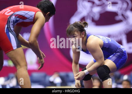 Bangkok, Thailand. 19. Februar 2016. Ritu Ritu (IND), Eri Tosaka (JPN) Wrestling: Asiatische Wrestling Meisterschaften Frauen Freestyle 48kg Qualifikation Kampf im Jugendheim Bangkok in Bangkok, Thailand. Bildnachweis: Sachiko Hotaka/AFLO/Alamy Live-Nachrichten Stockfoto